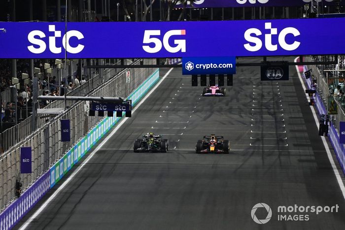 Lewis Hamilton, Mercedes F1 W14, lucha con Max Verstappen, Red Bull Racing RB19
