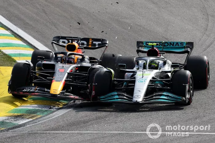 Max Verstappen, Red Bull Racing RB18, choca con Lewis Hamilton, Mercedes W13