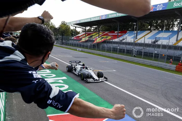 Pierre Gasly, AlphaTauri AT01 se lleva la victoria para el deleite de su equipo.