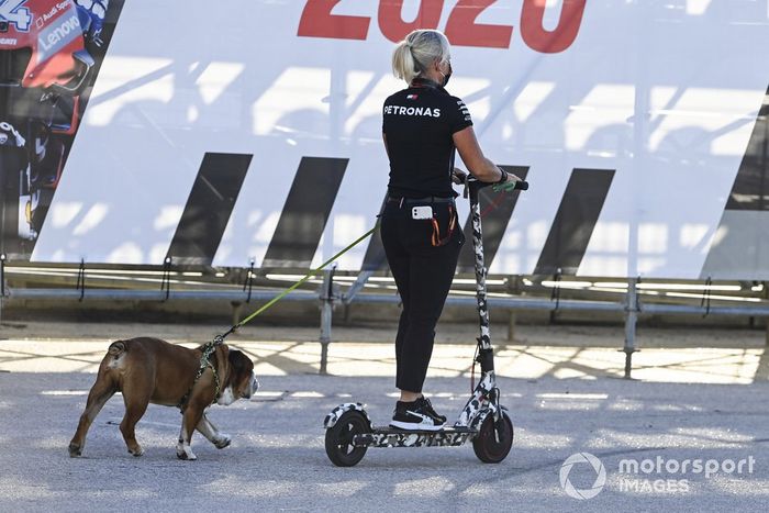 Angela Cullen, fisio de Lewis Hamilton, con el perro del piloto
