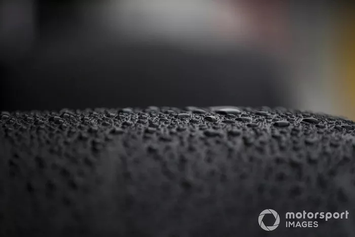 Gotas de agua en un neumático Pirelli