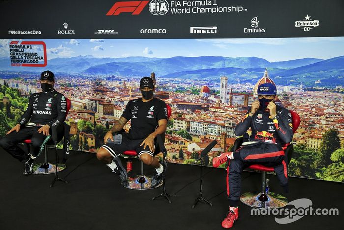 Valtteri Bottas, Mercedes-AMG F1, Poleman Lewis Hamilton, Mercedes-AMG F1 y Max Verstappen, Red Bull Racing en la conferencia de prensa