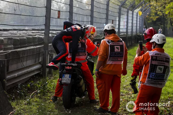Max Verstappen, Red Bull Racing después de retirarse de la carrera