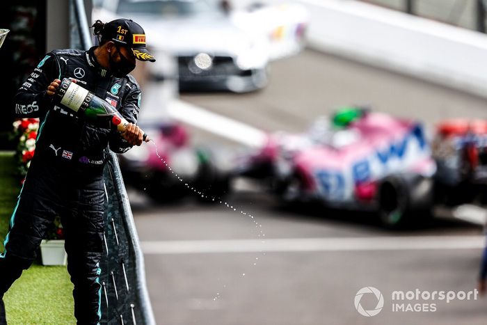 Podio: ganador Lewis Hamilton, Mercedes-AMG F1