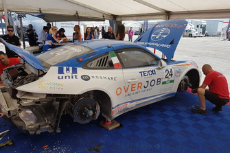 Lavori di riparazione sulla Porsche 911 GT3 Cup di Riccardo Cazzaniga, Ghinzani Arco Motorsport dopo l'incidente nelle Qualifiche