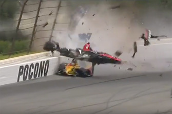 Crash: Robert Wickens, Schmidt Peterson Motorsports Honda, Ryan Hunter-Reay, Andretti Autosport Honda (Screenshot)