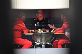 Maurizio Arrivabene, directeur de Ferrari, Dr Helmut Marko, consultant Red Bull Motorsport, directeur de Red Bull Racing et Gino Rosato, Ferrari