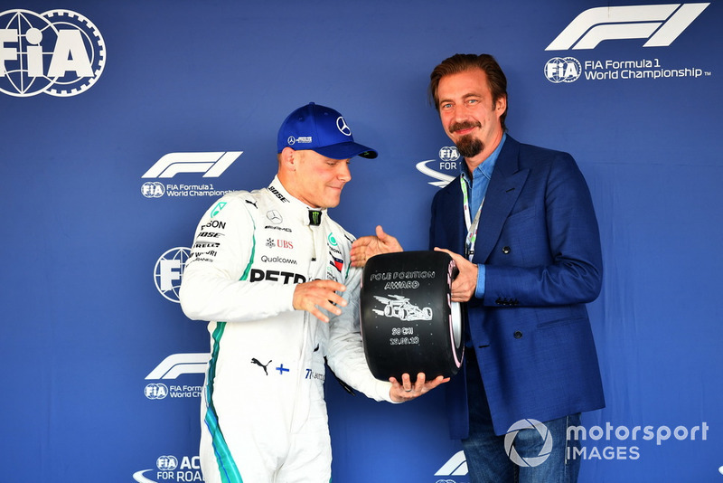 Valtteri Bottas, Mercedes AMG F1 receives the Pirelli Pole Position Award