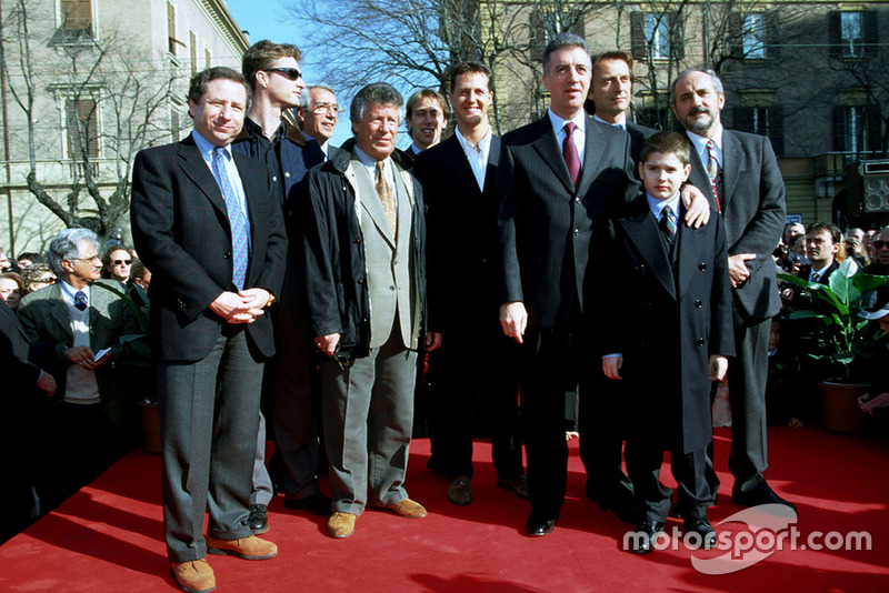 Modena 1998, Jean Todt, Mario Andretti, Eddie Irvine, Michael Schumacher, Luca Di Montezemolo, Piero Ferrari con su sobrino Enzo y el alcalde de Módena en el 100 aniversario del nacimiento de Enzo Ferrari