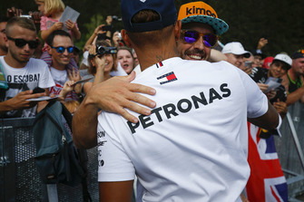 Fernando Alonso, McLaren ve Lewis Hamilton, Mercedes AMG F1