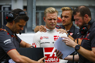 Kevin Magnussen, Haas F1 Team, in griglia di partenza con i suoi ingegneri