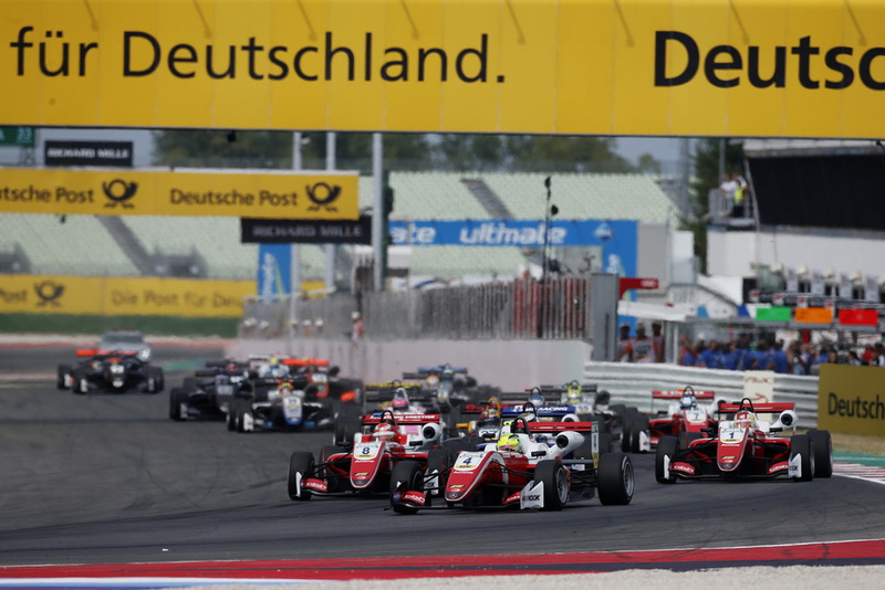 Arranque de la carrera, Mick Schumacher, PREMA Theodore Racing Dallara F317 - Mercedes-Benz leads