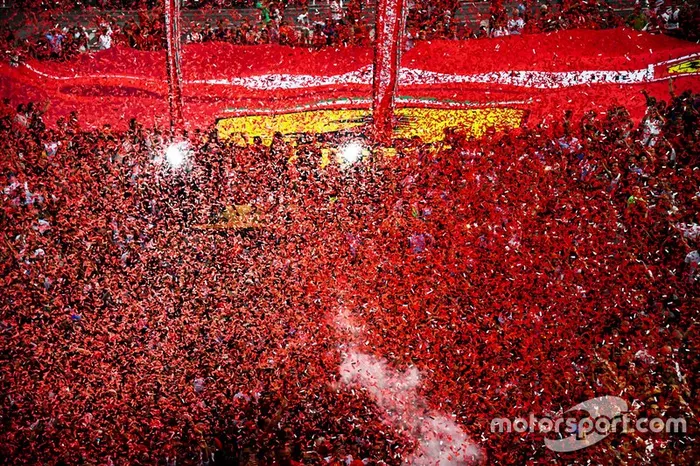La Piazza Duomo con fans de Ferrari