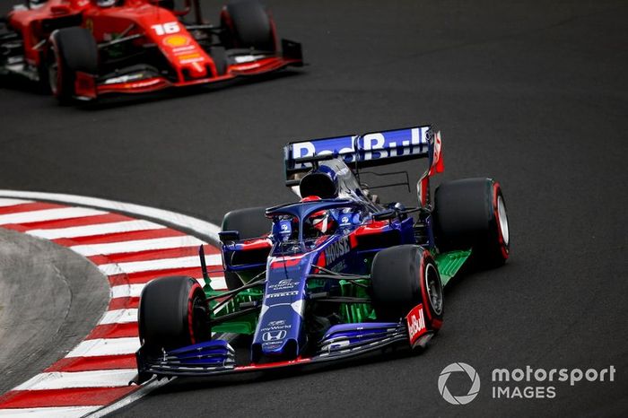 Daniil Kvyat, Toro Rosso STR14, y Charles Leclerc, Ferrari SF90