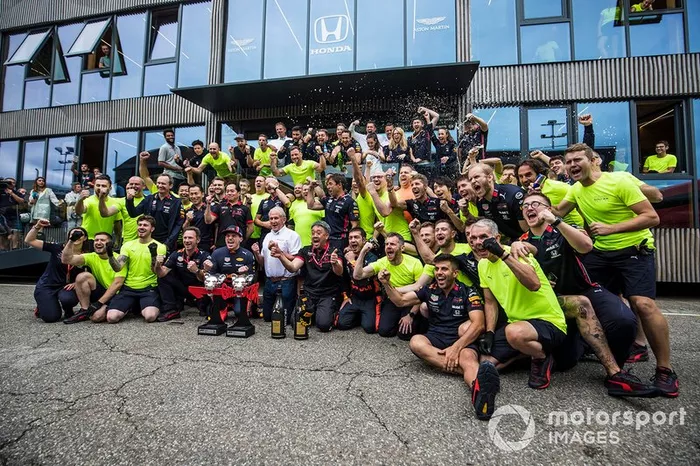 Max Verstappen, Red Bull Racing, 1ª posición, Helmut Marko, Consultor, Red Bull Racing, Masashi Yamamoto, Director General de Honda Motorsport, y el equipo Red Bull celebran la victoria.