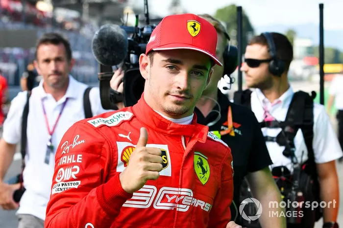 Leclerc: “¡Vaya caos, buaaaah! Pole de todos modos chicos. Gracias por todo