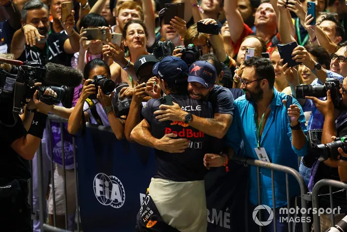 Sergio Pérez, Red Bull Racing, 1ª posición, celebra con su equipo en el Parc Ferme