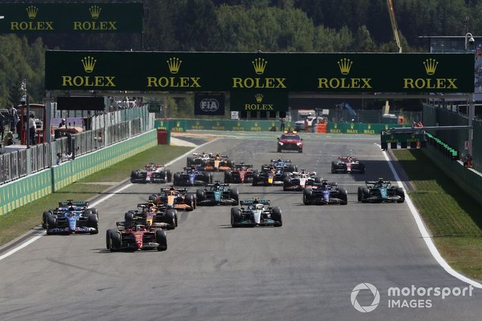 Carlos Sainz, Ferrari F1-75, Max Verstappen, Red Bull Racing RB18, Fernando Alonso, Alpine A522, Lewis Hamilton, Mercedes W13, el resto en la salida