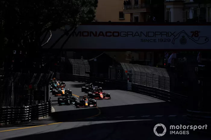 Max Verstappen, Red Bull Racing RB16B, Valtteri Bottas, Mercedes W12, Carlos Sainz Jr., Ferrari SF21, Lando Norris, McLaren MCL35M, al inicio