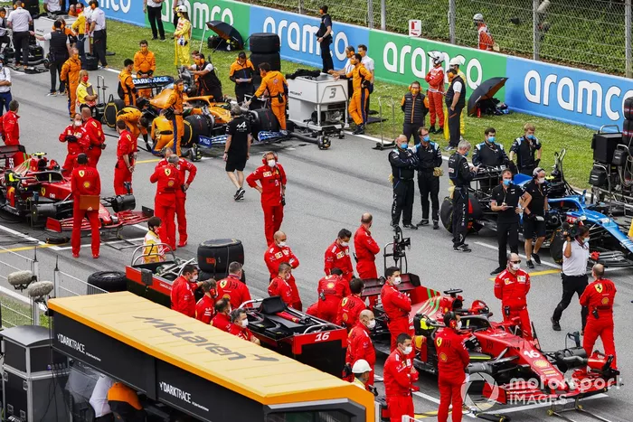 Mecánicos de Ferrari en la parrilla con Charles Leclerc, Ferrari SF21