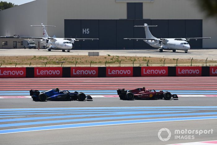 Carlos Sainz, Ferrari F1-75, Nicholas Latifi, Williams FW44