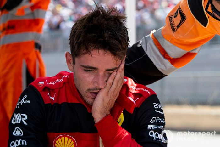 Un abatido Charles Leclerc, Ferrari F1-75, tras su choque en Le Beausset