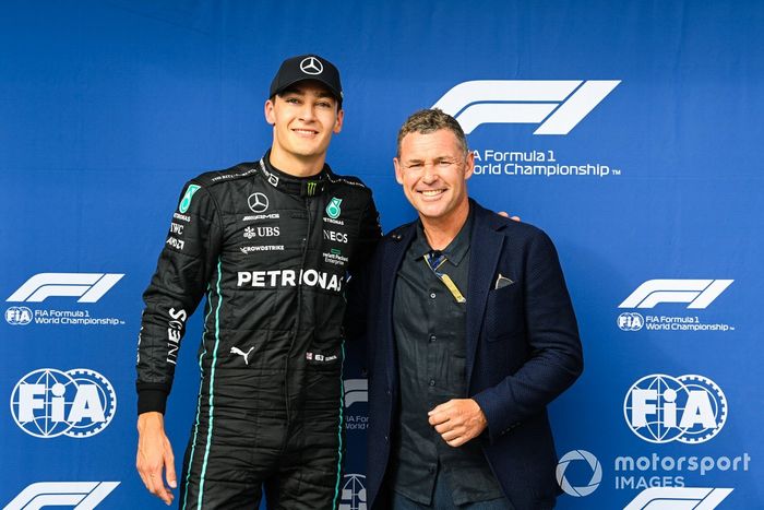 George Russell, de Mercedes-AMG, recibe el premio Pirelli Pole Position de manos de la leyenda danesa de las carreras de resistencia Tom Kristensen