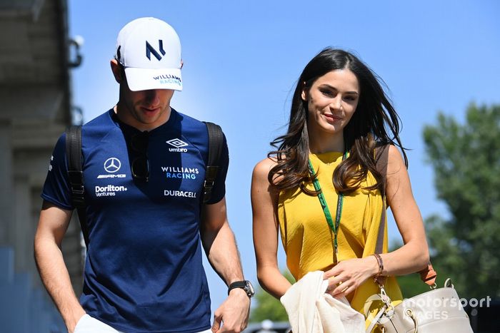 Nicholas Latifi, de Williams Racing, llega a la pista con su novia Sandra Dziwiszek