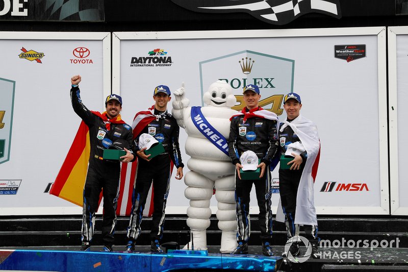 #10 Wayne Taylor Racing Cadillac DPi: Ренгер ван дер Занде, Джордан Тейлор, Фернандо Алонсо, Камуі Кобаясі святкують перемогу на подіумі