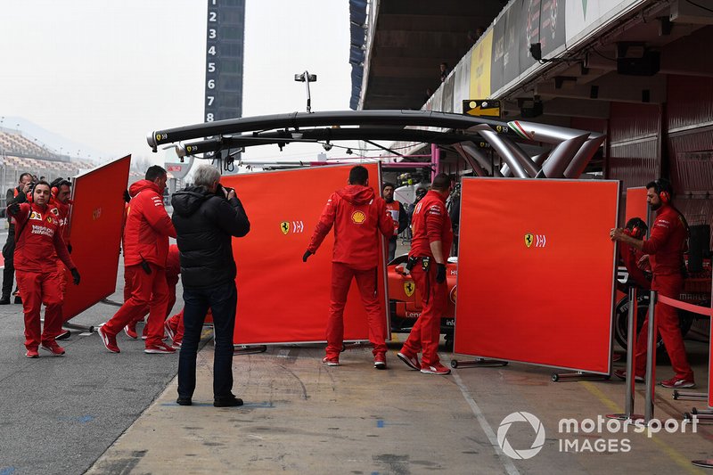 Sebastian Vettel, Ferrari SF90 e meccanici Ferrari con pannelli