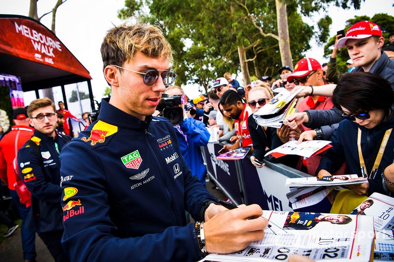 П'єр Гаслі, Red Bull Racing, дає автографи