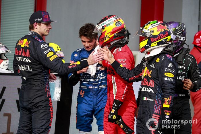 El ganador de la carrera, Max Verstappen, Red Bull Racing, es felicitado por Sergio Pérez, Red Bull Racing, en Parc Ferme 