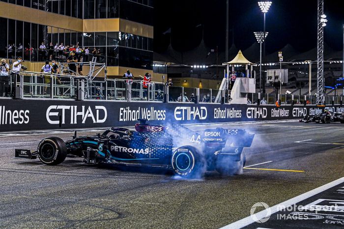 Lewis Hamilton, Mercedes F1 W11, 3ª posición, realiza donuts de celebración en la parrilla después de la carrera