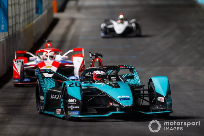 Mitch Evans, Panasonic Jaguar Racing, Jaguar I-Type 5, leads Alex Lynn, Mahindra Racing, M7Electro
