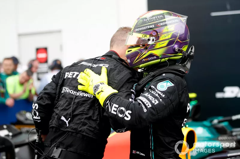 Lewis Hamilton, Mercedes-AMG, 3° posizione, festeggia in Parco chiuso con la sua squadra