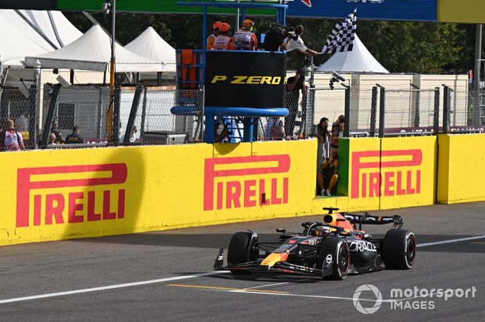 Max Verstappen, Red Bull Racing RB19, 1ª posición, toma la bandera a cuadros
