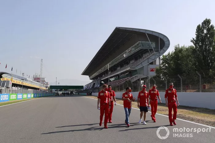 Sebastian Vettel, Ferrari, Marc Gené y otros miembros del equipo