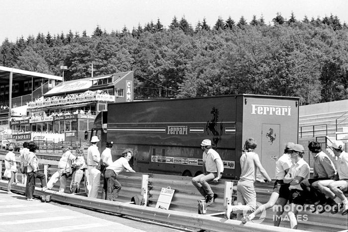 El camión de Ferrari vuelve a casa