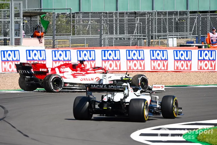 Kevin Magnussen, Haas VF-20 y Kimi Raikkonen, Alfa Romeo Racing C39