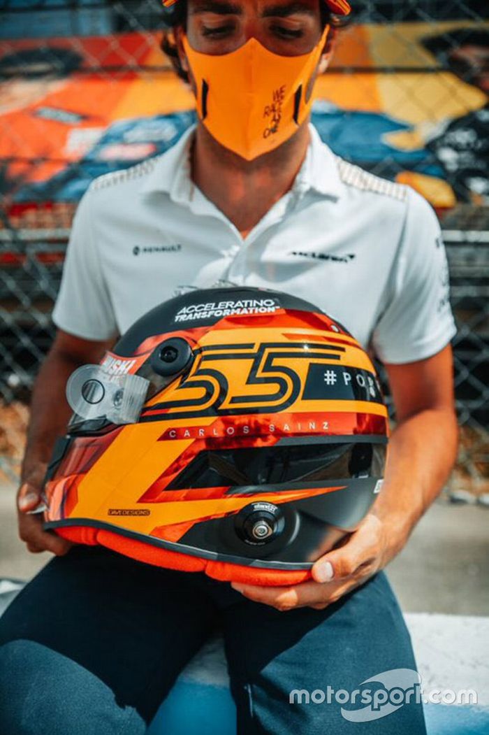 Carlos Sainz Jr, McLaren con su nuevo casco