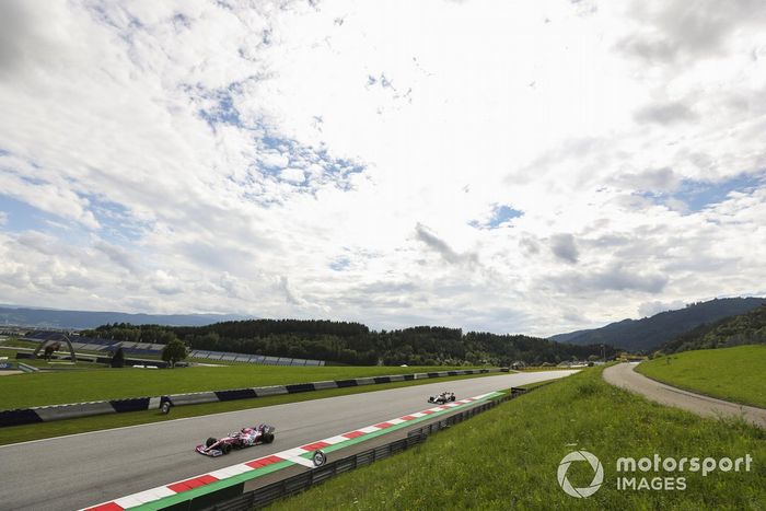 Sergio Pérez, Racing Point RP20, leads Antonio Giovinazzi, Alfa Romeo Racing C39