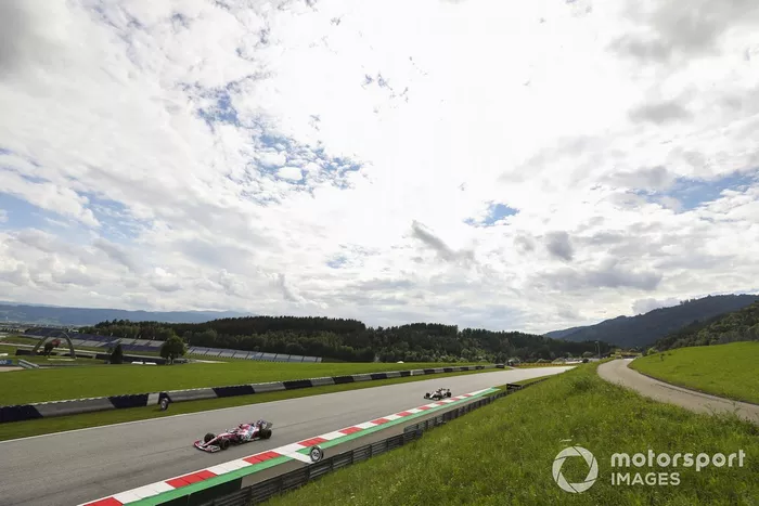 Sergio Pérez, Racing Point RP20, leads Antonio Giovinazzi, Alfa Romeo Racing C39