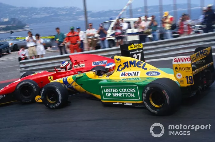 Michael Schumacher, Benetton B192 Ford, choca con Jean Alesi, Ferrari F92A, en la horquilla