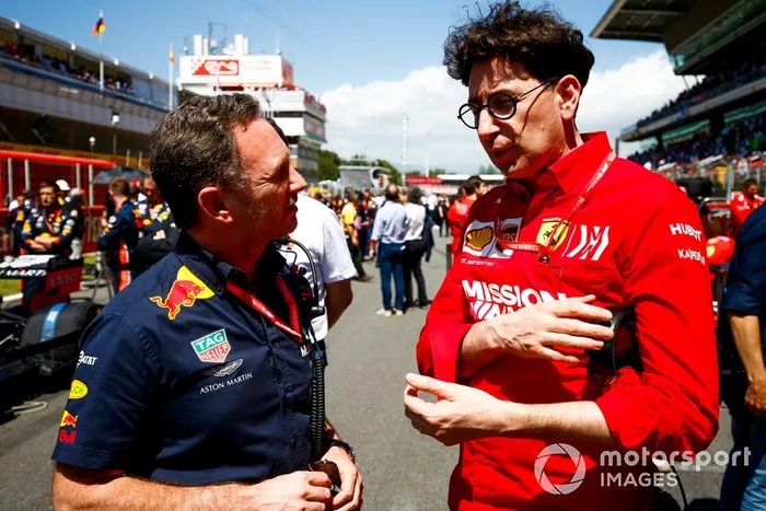 Christian Horner, Team Principal, Red Bull Racing, parla con Mattia Binotto, Team Principal Ferrari