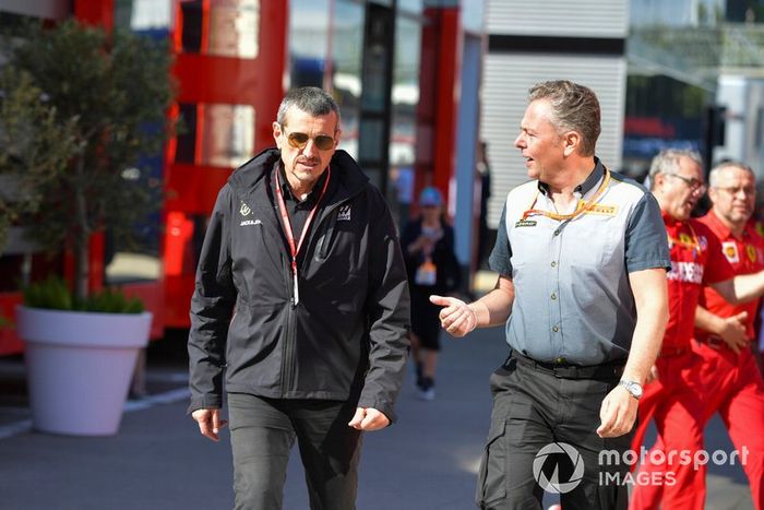 Guenther Steiner, Director, Haas F1, y Mario Isola, Director de Carreras, Pirelli Motorsport