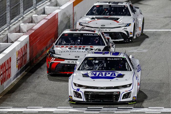 Chase Elliott, Hendrick Motorsports Chevrolet, Denny Hamlin, Joe Gibbs Racing Toyota