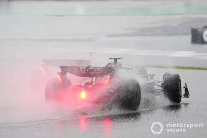 Liam Lawson, RB F1 Team VCARB 01, lucha con Lewis Hamilton, Mercedes F1 W15