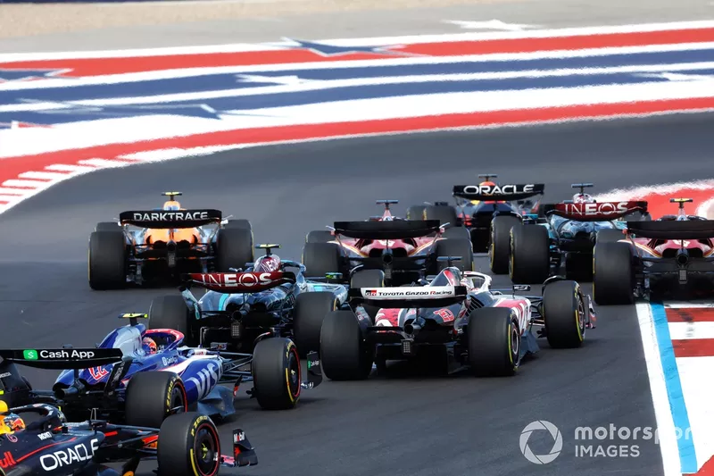 Max Verstappen, Red Bull Racing RB20 Lando Norris, McLaren MCL38, George Russell, Mercedes F1 W15, Charles Leclerc, Ferrari SF-24, le reste du peloton.
