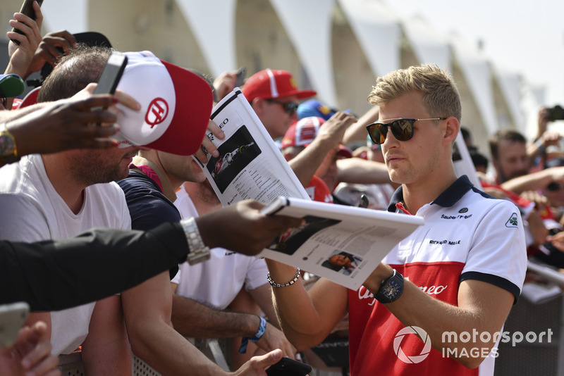 Marcus Ericsson, Sauber signs autographs for the fans