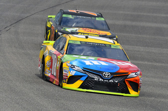 Kyle Busch, Joe Gibbs Racing, Toyota Camry M&M's and Martin Truex Jr., Furniture Row Racing, Toyota Camry Bass Pro Shops/5-hour ENERGY